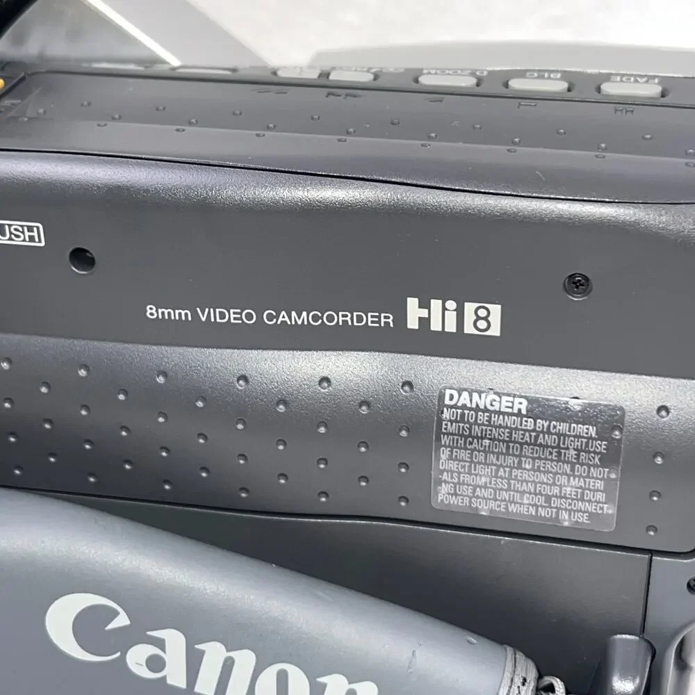 Canon ES8600 Hi8 8mm Camcorder 22x Zoom Battery Charger Bag Accessories